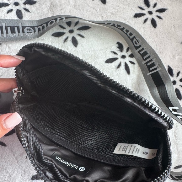 New Without Tags Lululemon Black Crossbody/Belt Bag - Picture 3 of 5
